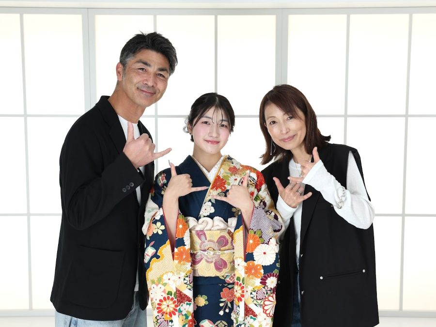 前撮り家族写真振袖姿のお嬢様とご両親