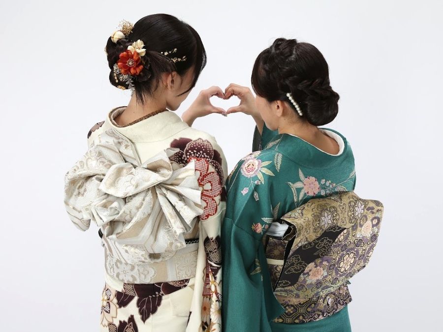 成人式前撮り撮影着物姿の母子の後ろ姿