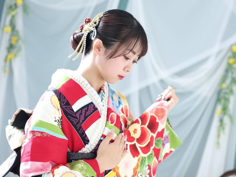 成人式前撮り撮影赤の振袖を着た女性