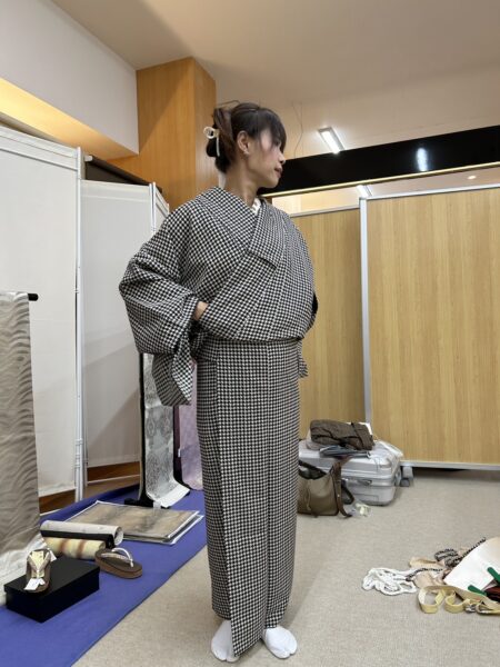 着付教室で着付けを学ぶ女性