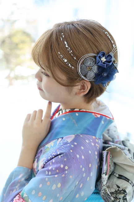 20272028年成人式ショートボブウルフヘア映える振袖ヘア後悔しないアレンジ髪飾りの選び方リボン花水引き金箔銀箔ヘッドドレス短い髪型ヘアスタイル可愛いかっこいい黒髪茶髪金髪ハイトーンベージュピンク派手髪外ハネウェーブタイトモード大人地雷赤黒緑青白紺