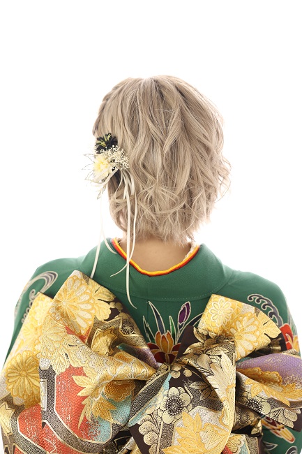 20272028年成人式ショートボブウルフヘア映える振袖ヘア後悔しないアレンジ髪飾りの選び方リボン花水引き金箔銀箔ヘッドドレス短い髪型ヘアスタイル可愛いかっこいい黒髪茶髪金髪ハイトーンベージュピンク派手髪外ハネウェーブタイトモード大人地雷赤黒緑青白紺