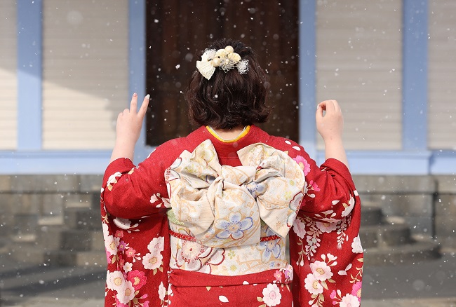 20272028年成人式ショートボブウルフヘア映える振袖ヘア後悔しないアレンジ髪飾りの選び方リボン花水引き金箔銀箔ヘッドドレス短い髪型ヘアスタイル可愛いかっこいい黒髪茶髪金髪ハイトーンベージュピンク派手髪外ハネウェーブタイトモード大人地雷赤黒緑青白紺