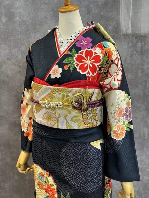 ゴールドを基調(きちょう)とした華やかな帯