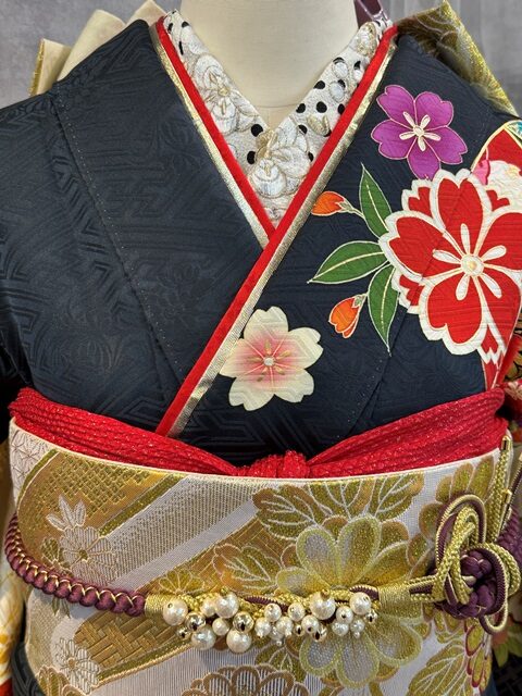 刺繍衿に今年トレンドのドット柄を入れたのがポイント