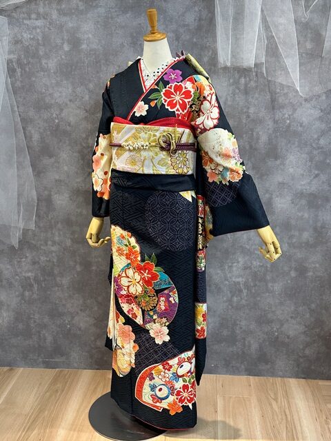 深みのある黒地に色とりどりの花柄と金彩の振袖