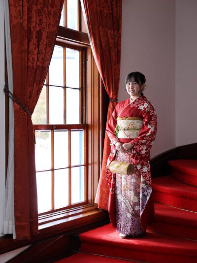 20272028令和910年成人式二十歳の集い前撮り後撮り赤い振袖ママ振袖ふりそで古典洋柄王道個性的可愛いかっこいいシニヨンヘアスタイル札幌スタジオ撮影ロケーション豊平館レトロモダン