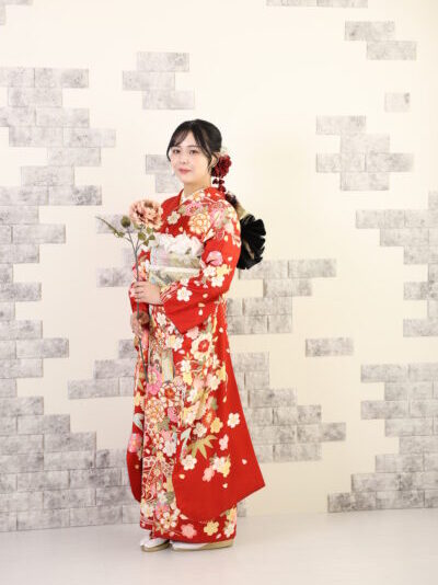20272028令和910年成人式二十歳の集い前撮り後撮り赤い振袖ママ振袖ふりそで古典洋柄王道個性的可愛いかっこいいシニヨンヘアスタイル札幌スタジオ撮影