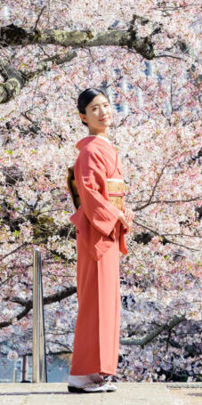 色無地姿の女性