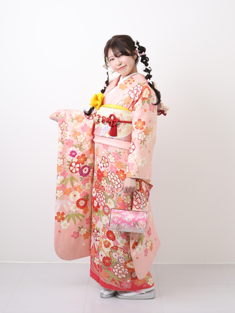 振袖可愛い色ピンク振袖のコーディネート