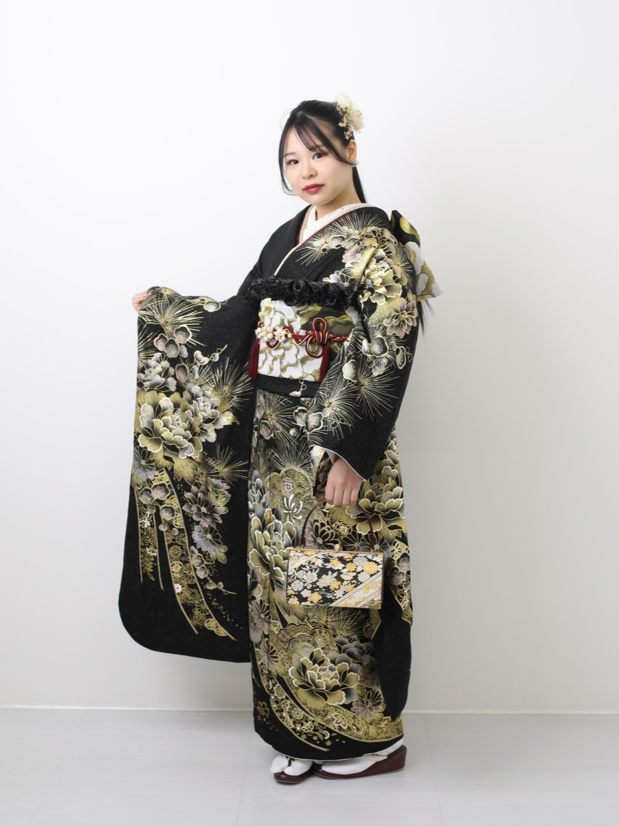 黒振袖大人っぽくてシックに着こなす