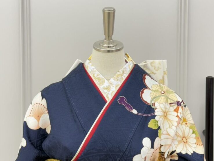 紺地の振袖のコーディネート画像