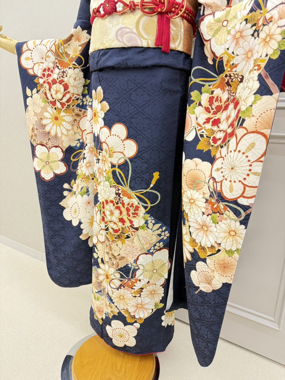 紺地に白い花の柄の振袖コーディネート