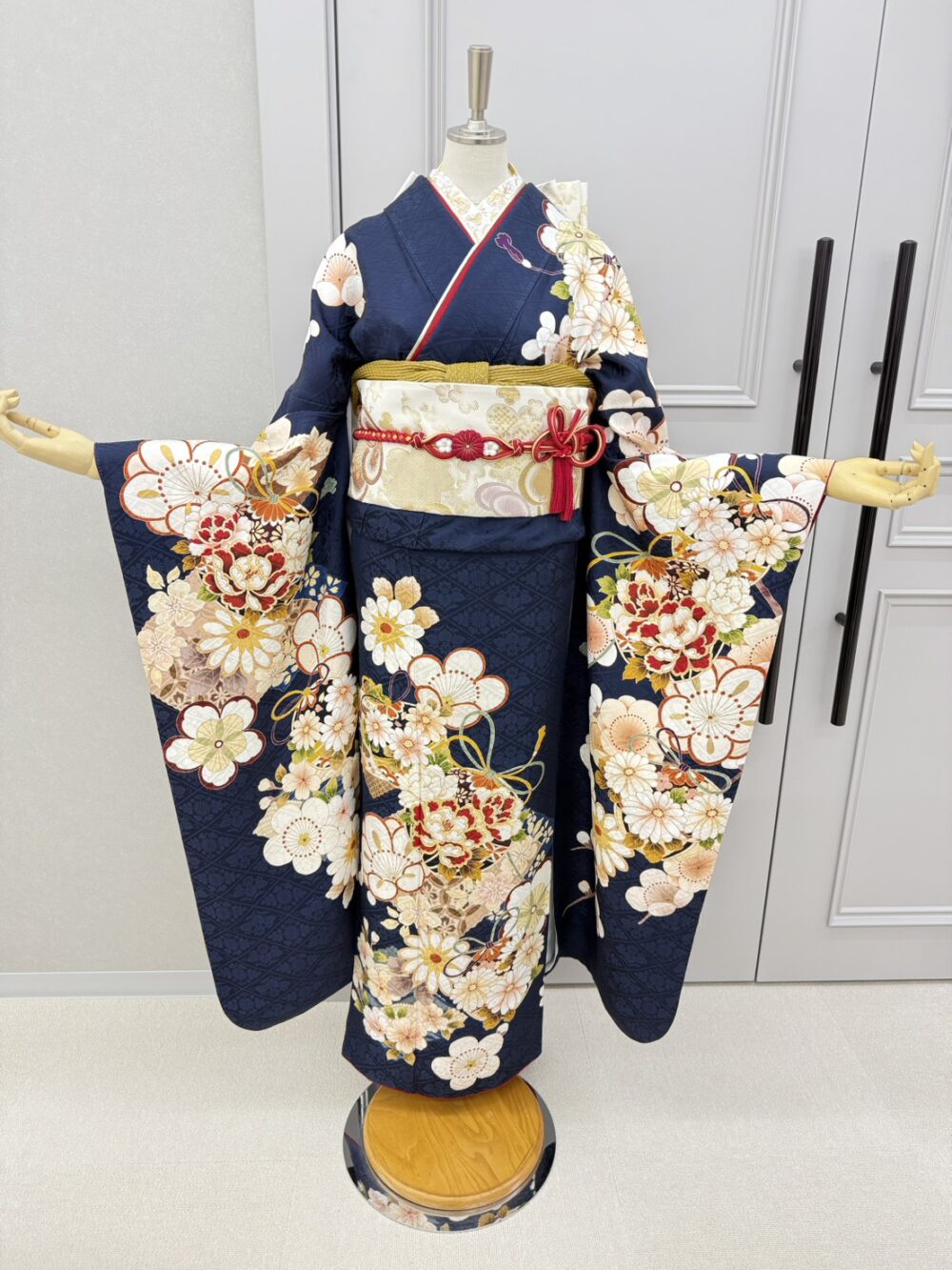 紺地に白い花柄の振袖コーディネート