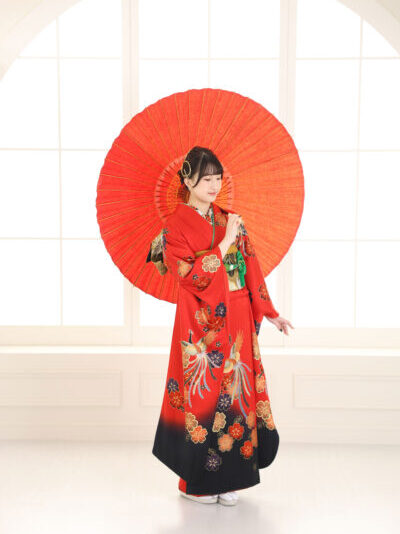 20272028令和910年成人式二十歳の集い前撮り後撮り赤い振袖ママ振袖ふりそで古典洋柄王道個性的可愛いかっこいいシニヨンヘアスタイル札幌スタジオ撮影