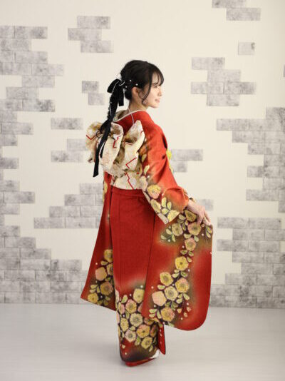 20272028令和910年成人式二十歳の集い前撮り後撮り赤い振袖ママ振袖ふりそで古典洋柄王道個性的可愛いかっこいい編みおろしポニーテールリボンヘアスタイル札幌スタジオ撮影