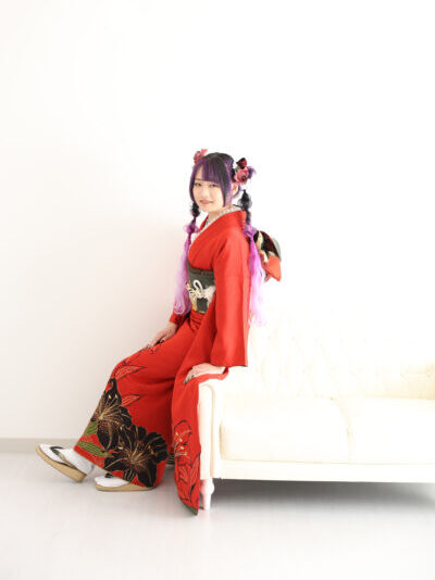 20272028令和910年成人式二十歳の集い前撮り後撮り赤い振袖ママ振袖ふりそで古典洋柄王道個性的可愛いかっこいいツイン編みおろしヘアスタイル札幌スタジオ撮影