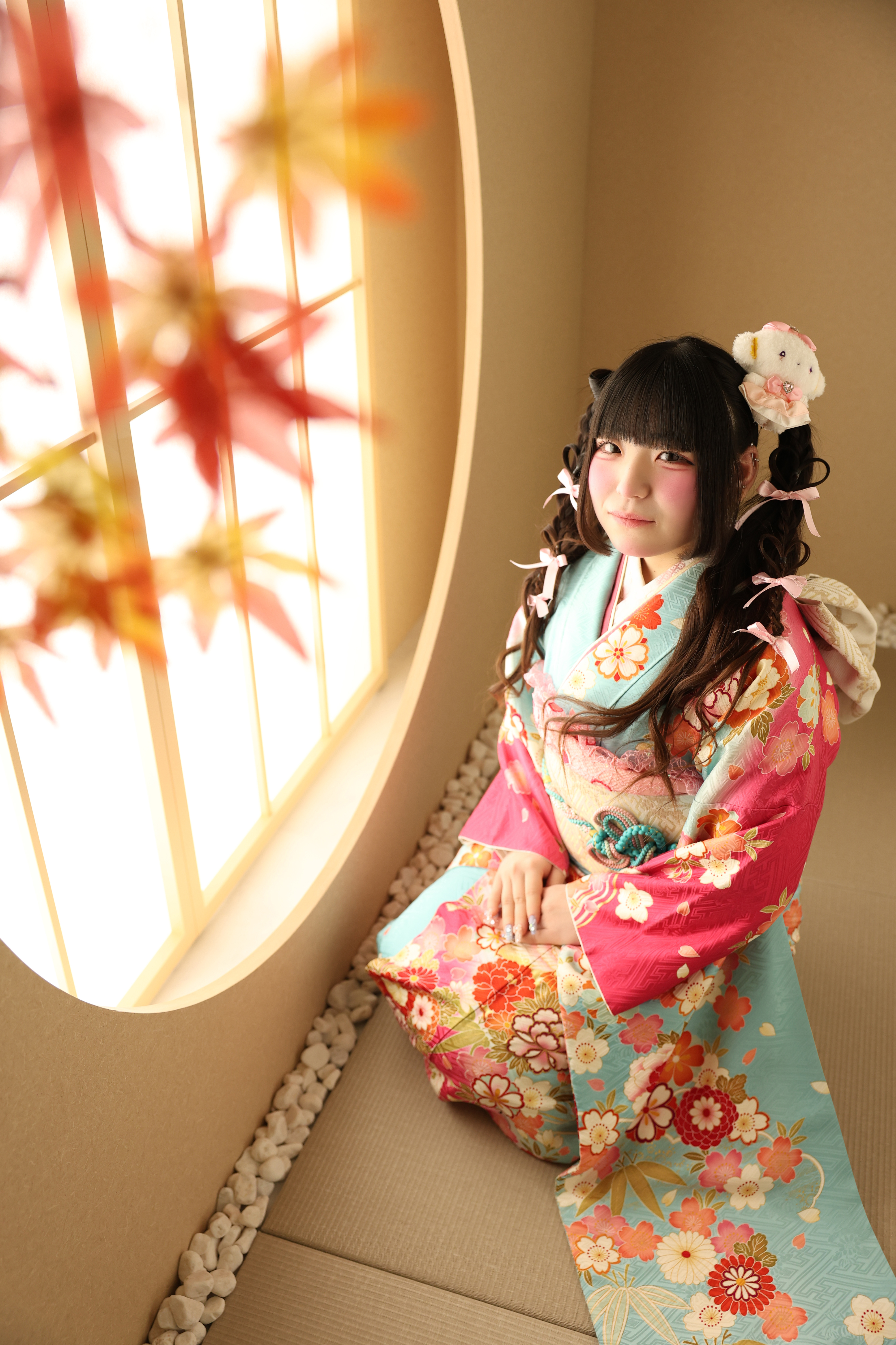 ぬいぐるみを使用しヘアメイクした成人式前撮り撮影