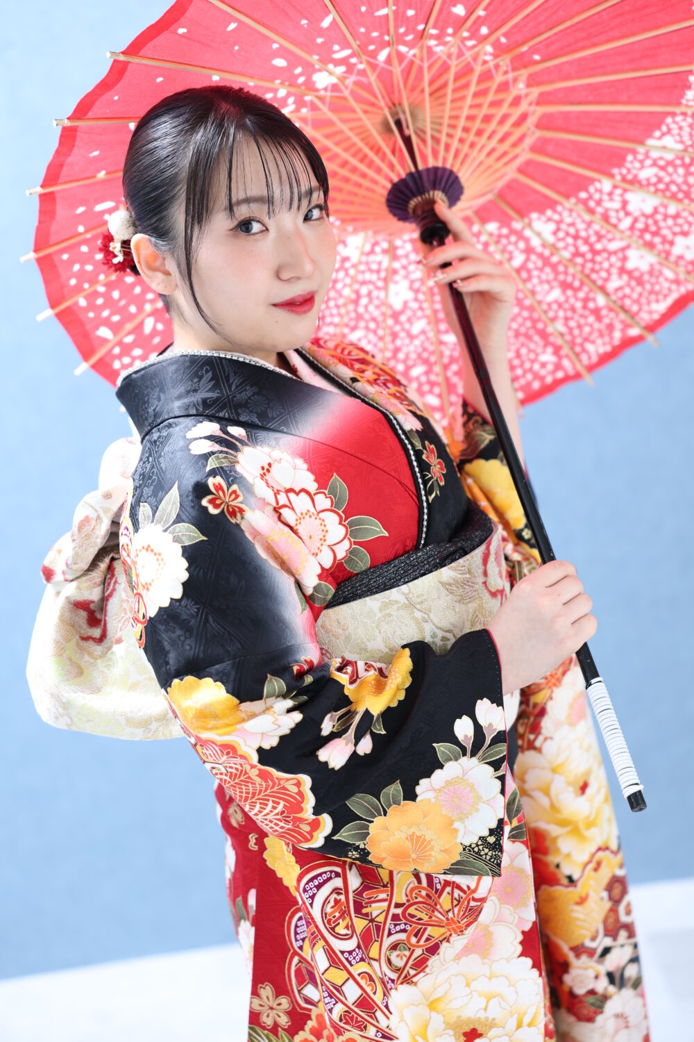 黒い振袖を着た成人式の前撮り写真