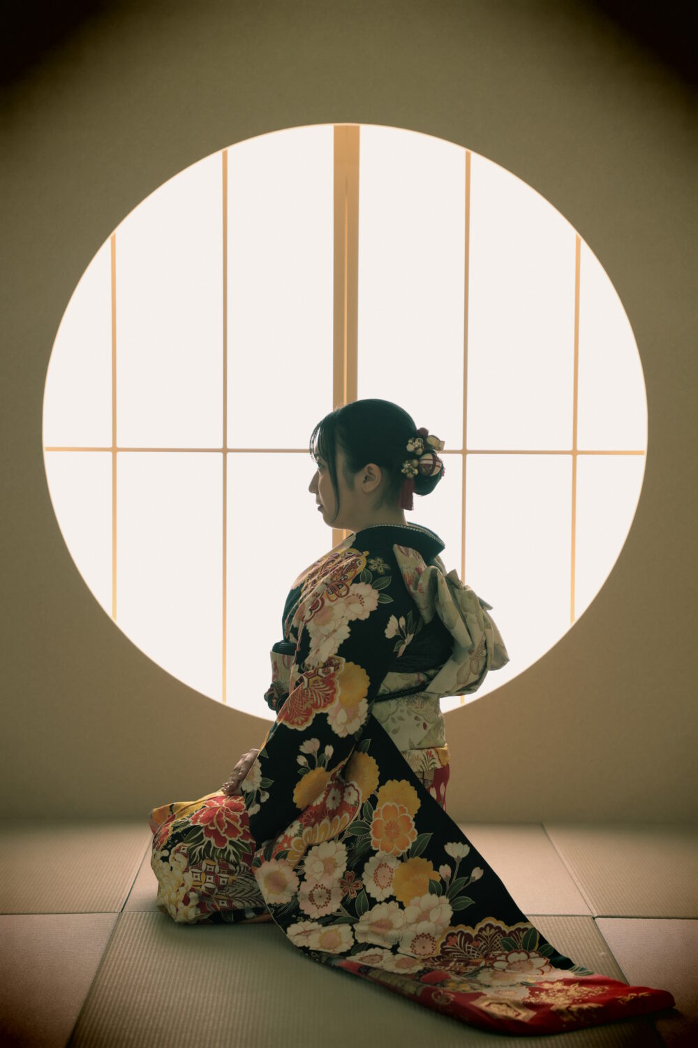 黒い振袖を着た女性の成人式の前撮り写真