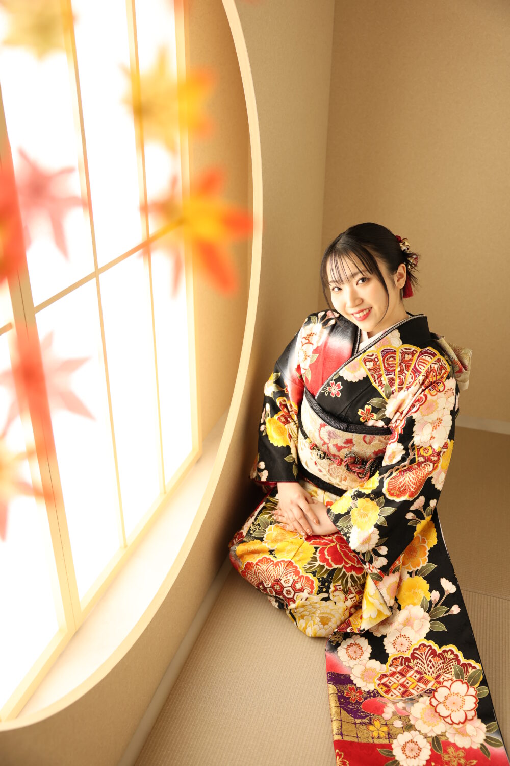黒い振袖を着た女性の成人式の前撮り写真