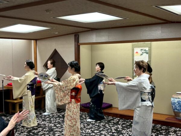 日本舞踊を踊る女性達