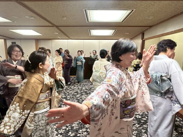 楽しそうに踊る着物姿の女性達