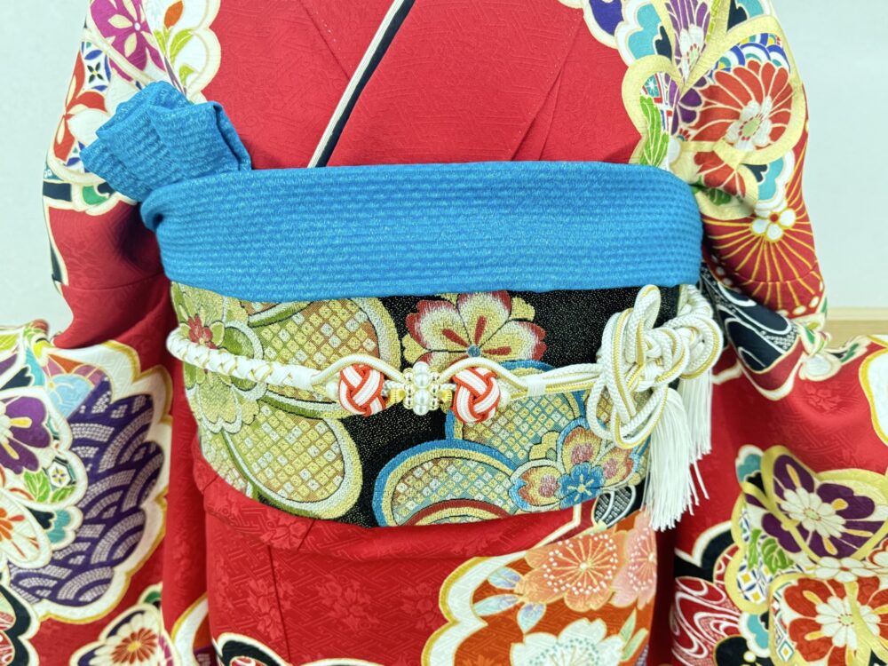 鮮やかな赤の古典振袖のコーディネート画像