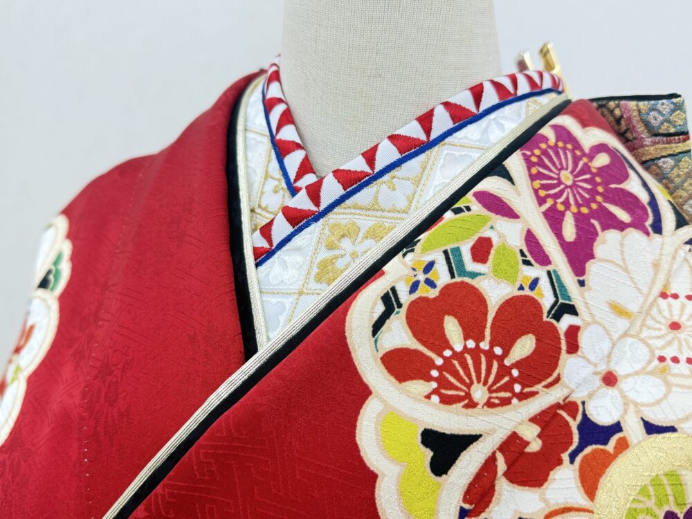 鮮やかな赤の古典振袖のコーディネート画像