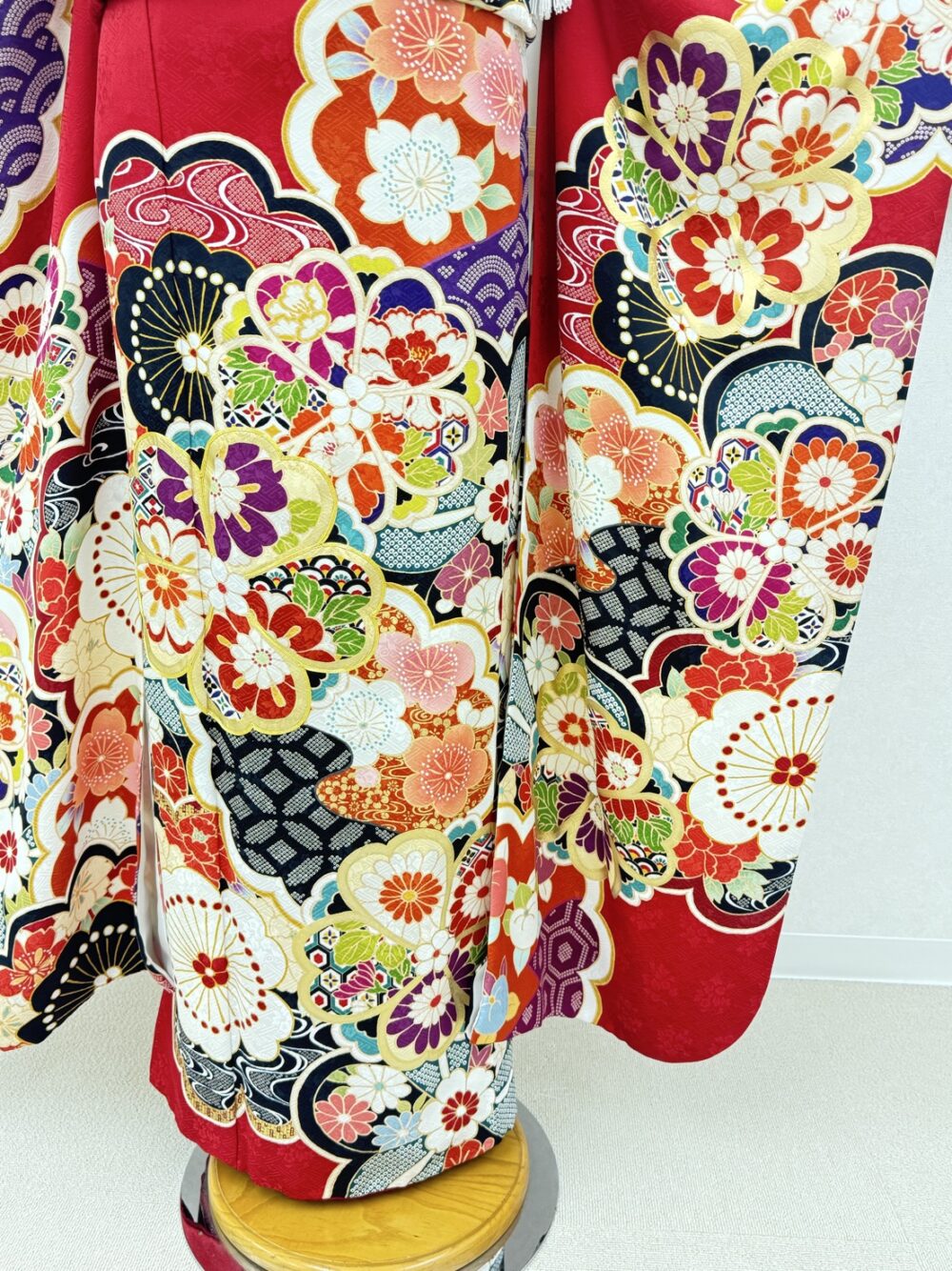 鮮やかな赤の古典振袖のコーディネート画像