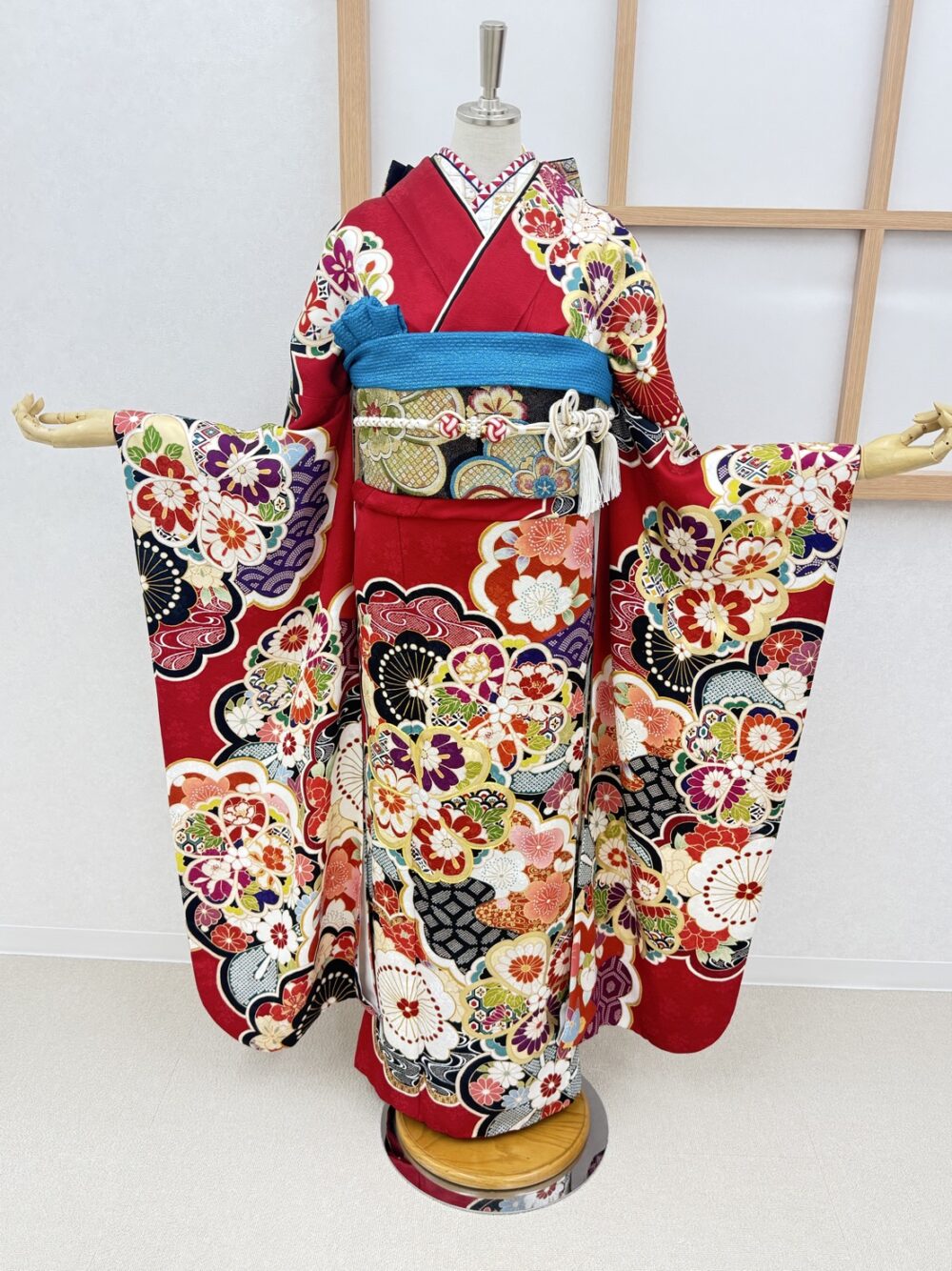 鮮やかな赤の古典振袖のコーディネート画像