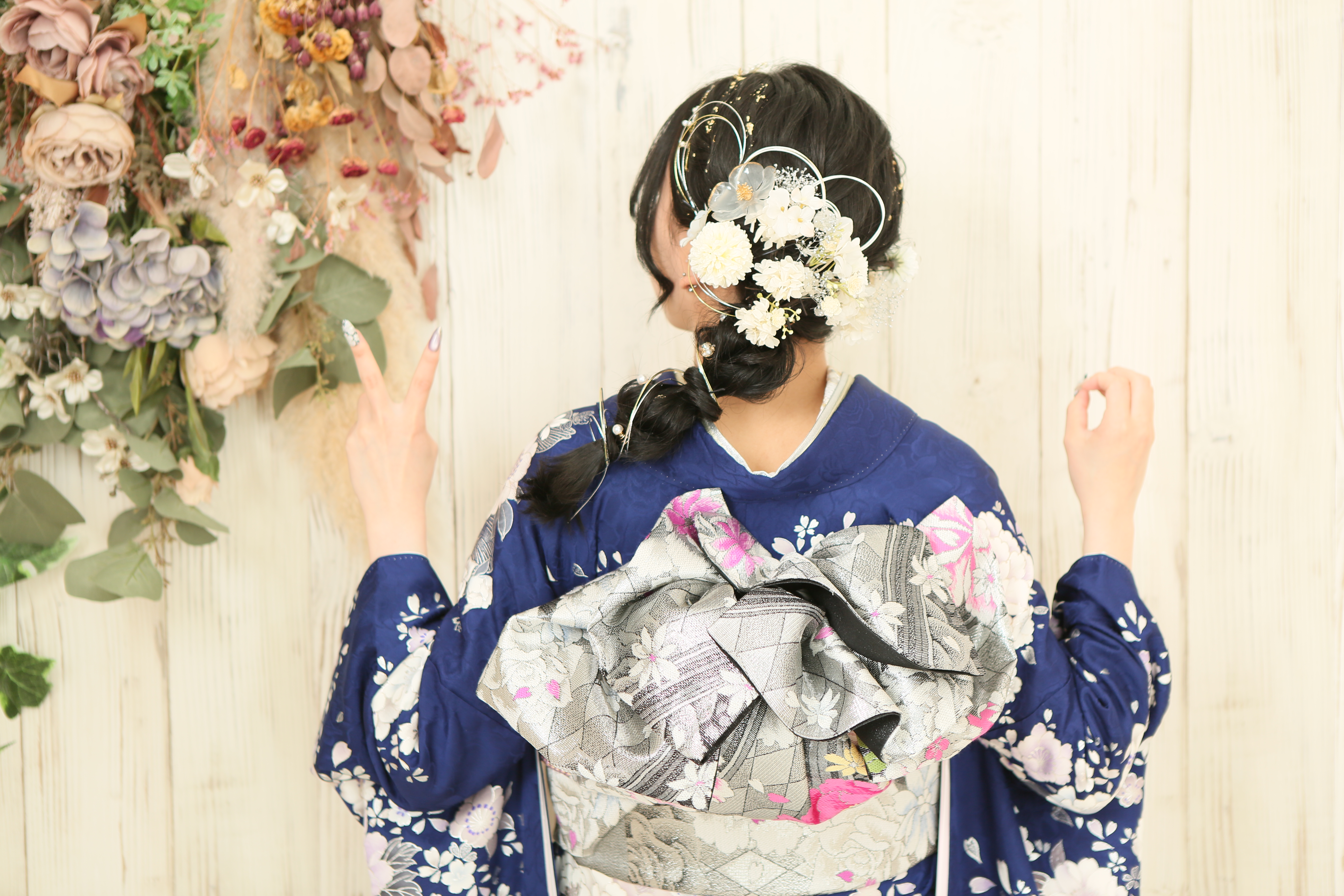 前撮り撮影で紺の振袖を着た女の子の後ろ姿