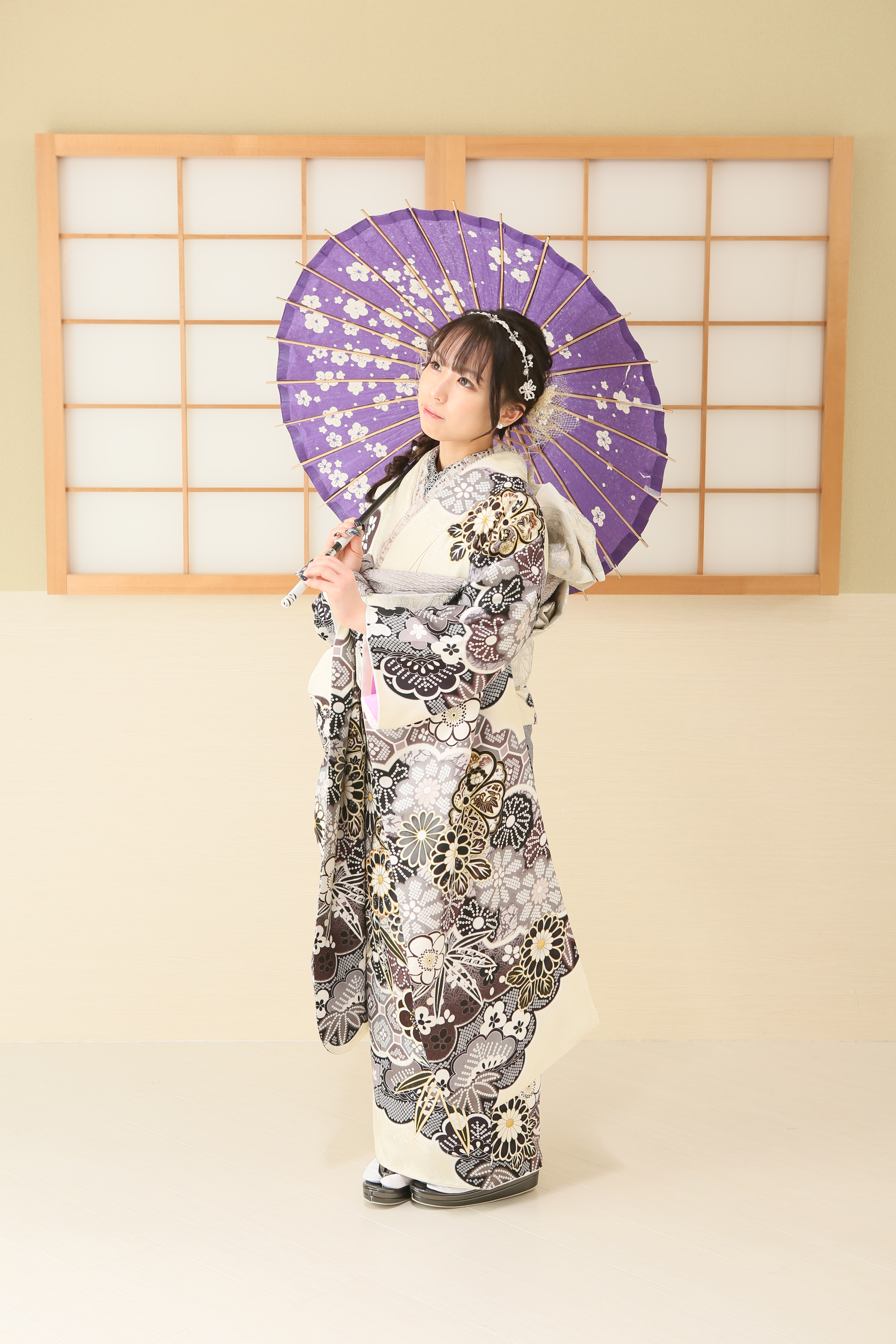 前撮り撮影で白い振袖を着た女の子が傘を持った写真