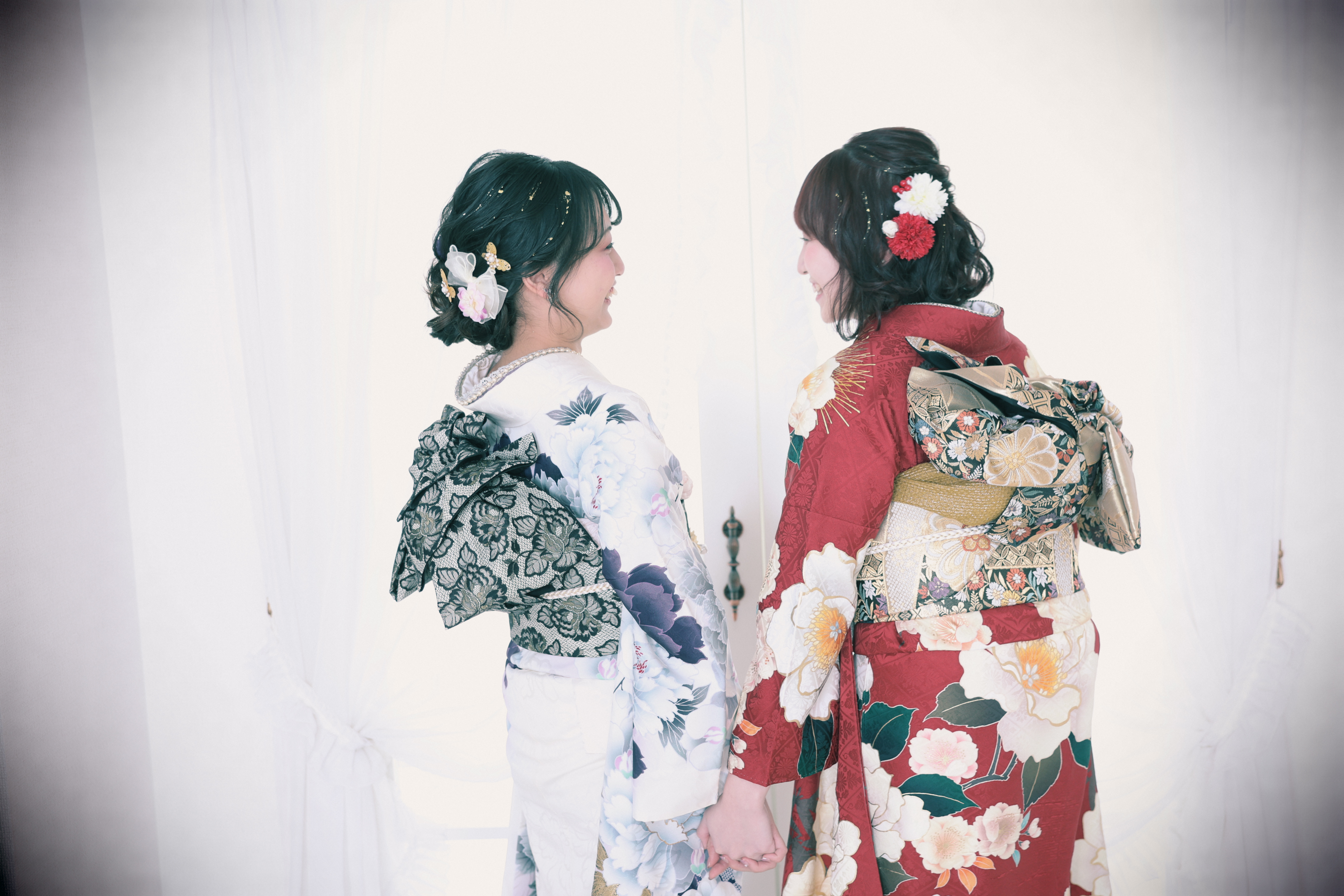 二人の女の子が振袖を着て楽しそうにしている写真