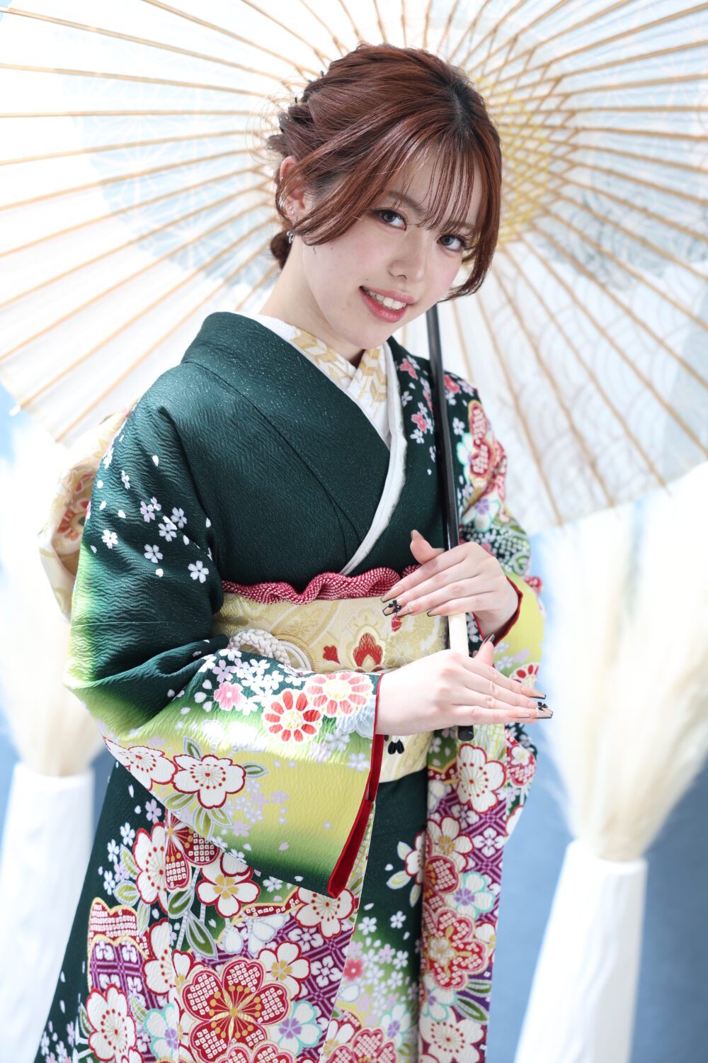 緑色の振袖を着た2027年ご成人のお嬢様の前撮り写真