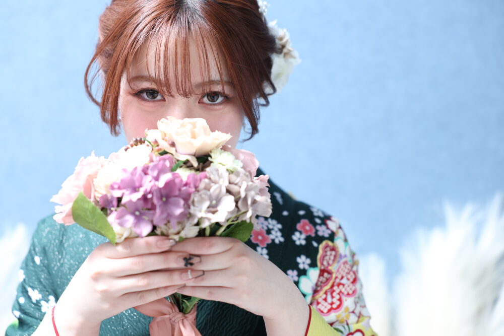 緑色の振袖を着た2027年ご成人のお嬢様の前撮り写真