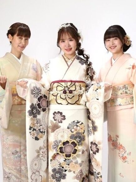 成人式前撮り撮影 振袖姿の女性と訪問着姿の2人の女性 家族写真