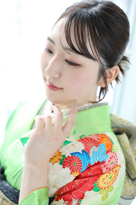 振袖卒業袴前撮り後撮り撮影フォトヘアメイクこだわる手元爪ジェルネイルチップマニキュアしたほうがいい映える綺麗印象変わるタイトカチモリニュアンスネイル