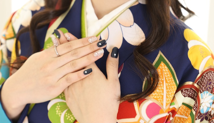 振袖卒業袴前撮り後撮り撮影フォトヘアメイク手元爪ジェルネイルチップマニキュアしたほうがいい映える綺麗印象変わる青紺ブルーシルバーシンプル