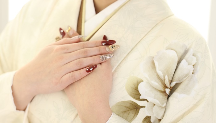 振袖卒業袴前撮り後撮り撮影フォトヘアメイク手元爪ジェルネイルチップマニキュアしたほうがいい映える綺麗印象変わる赤ボルドー