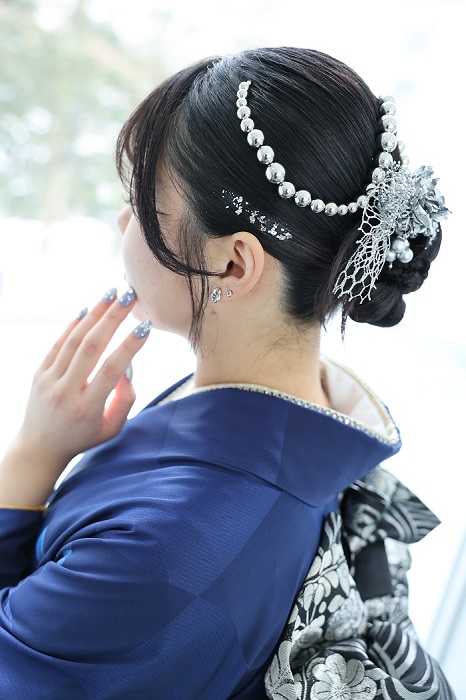 振袖卒業袴前撮り後撮り撮影フォトヘアメイク手元爪ジェルネイルチップマニキュアしたほうがいい映える綺麗印象変わるニュアンスブルー水色くすみ蝶パーツシルバー