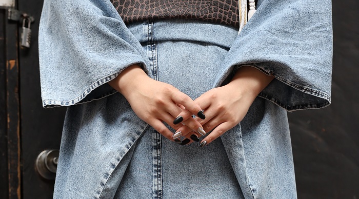 振袖卒業袴前撮り後撮り撮影フォトヘアメイク手元爪ジェルネイルチップマニキュアしたほうがいい映える綺麗印象変わる黒ブラックシンプルシルバーミラー