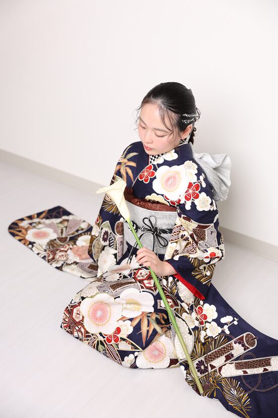 振袖コーディネート
振袖ヘアスタイル
紺色振袖
