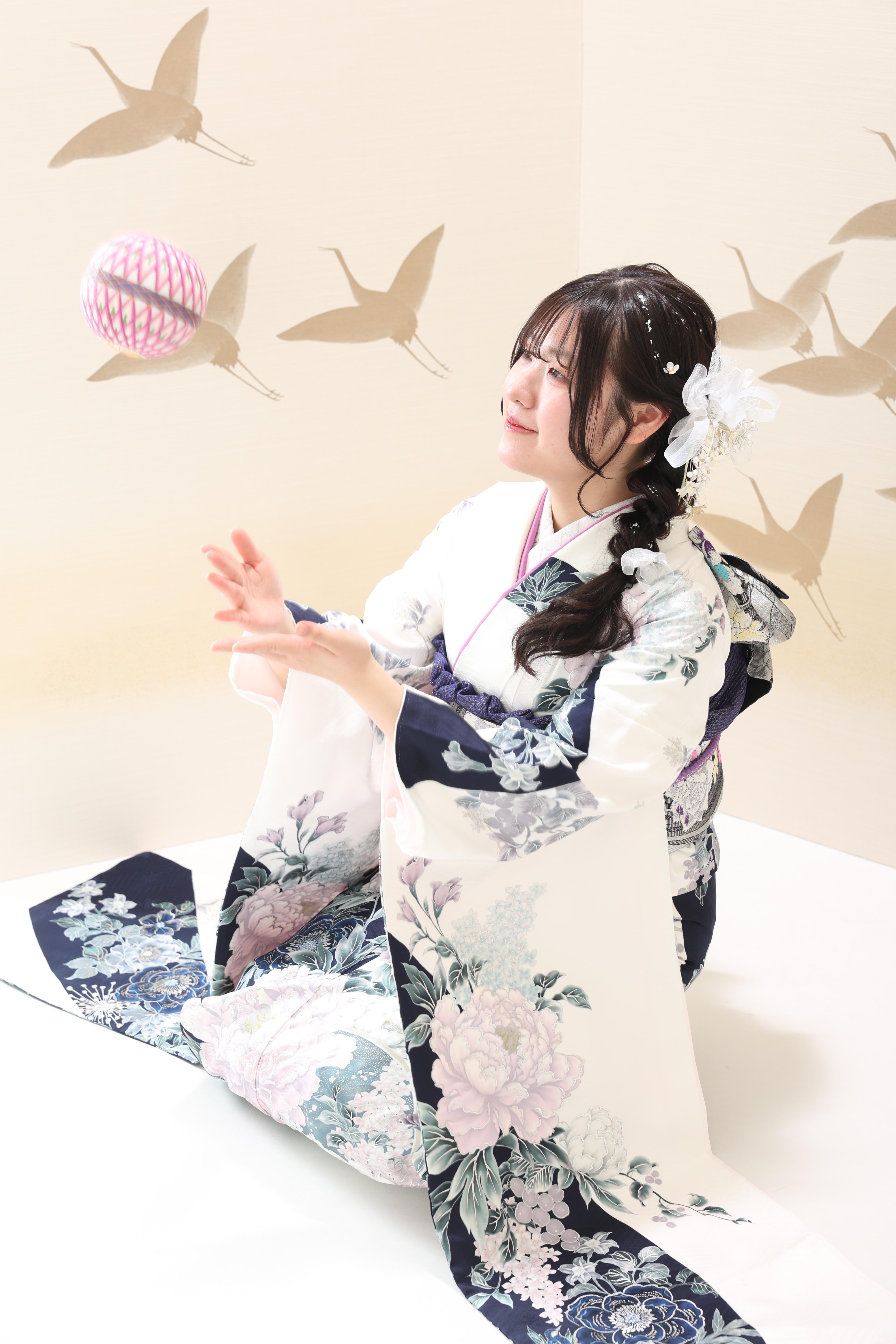 まりを投げている少女