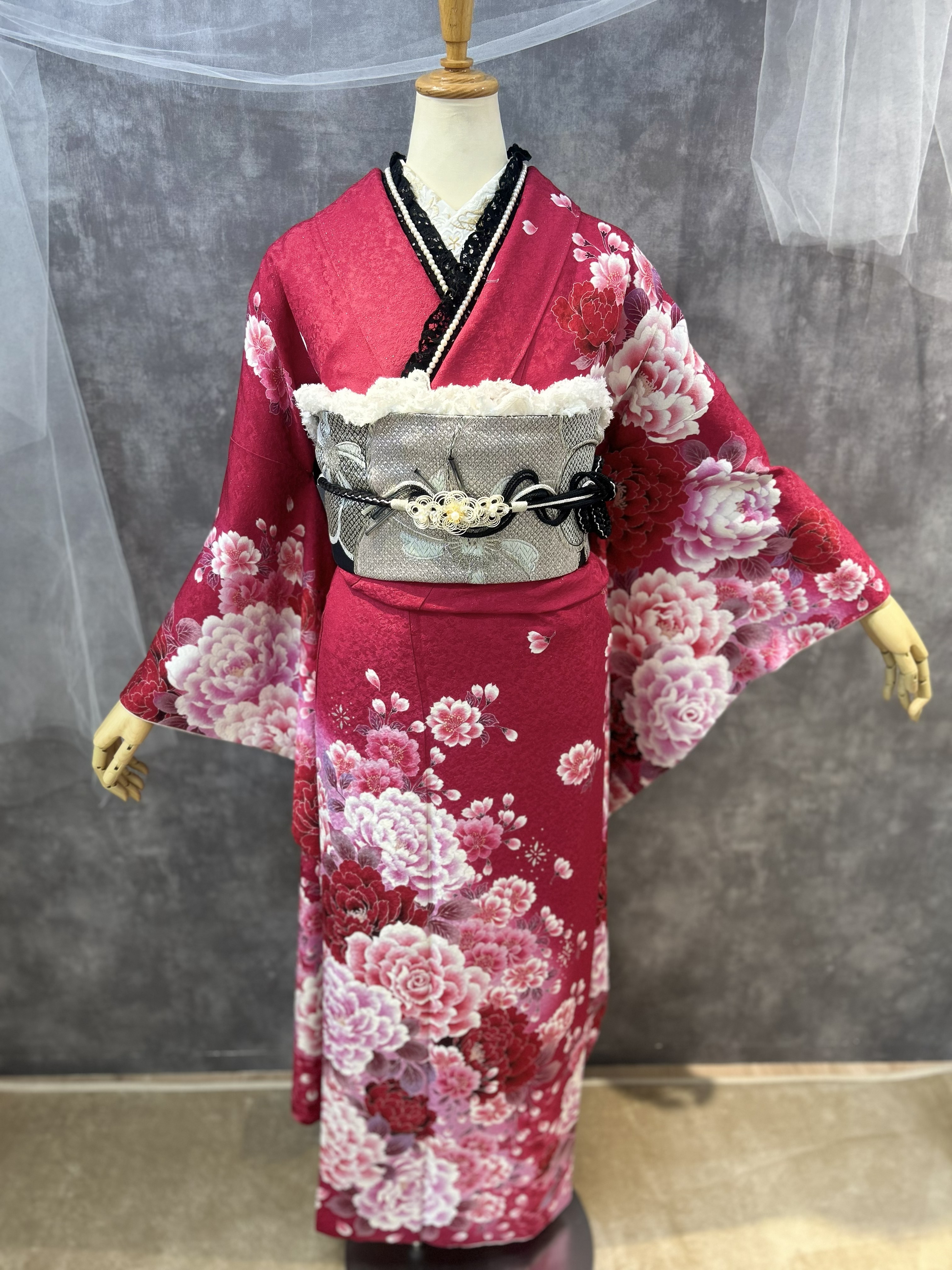 黒い小物を合わせた濃いピンクの振袖