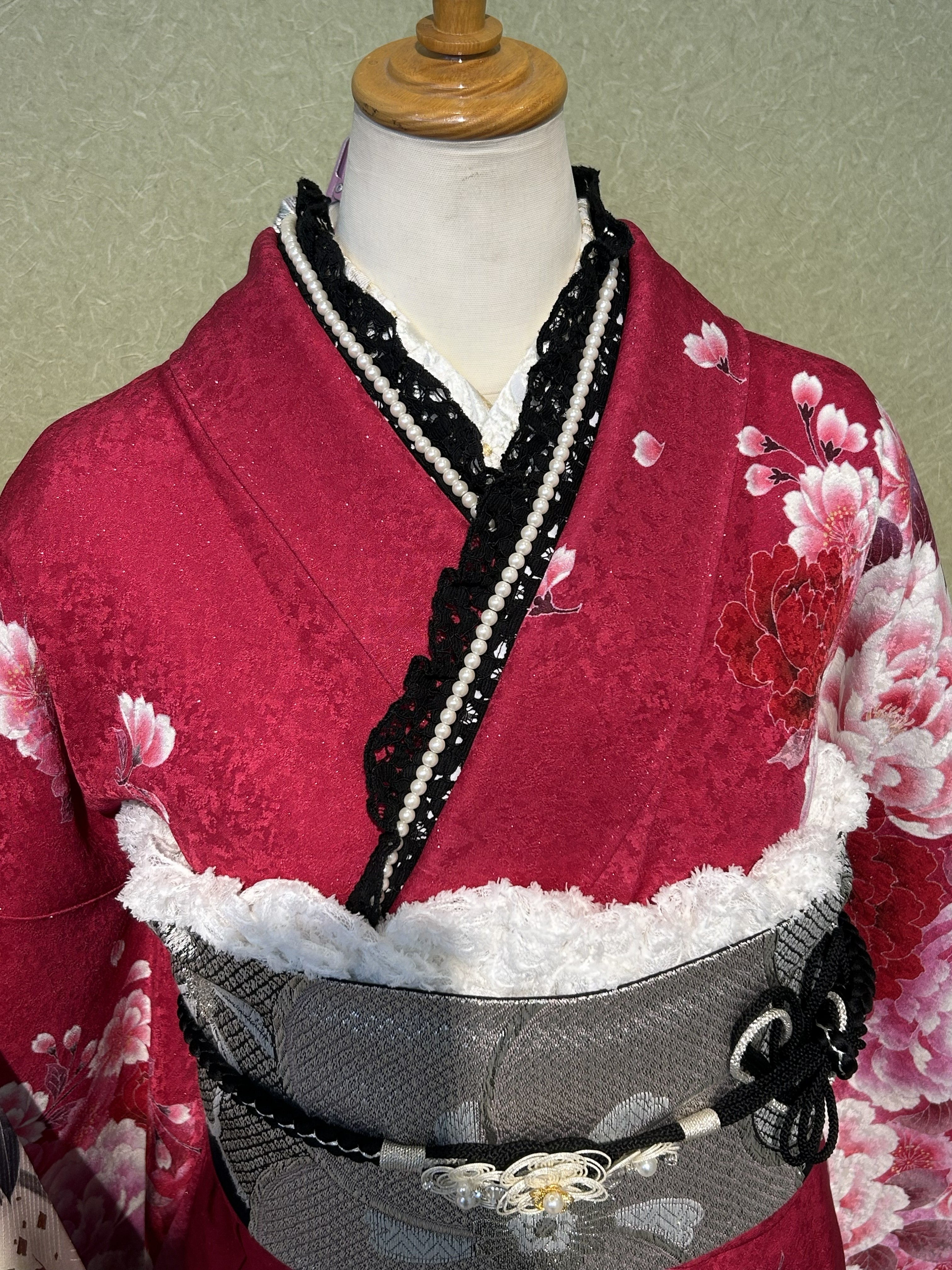 濃いピンクの振袖コーディネートの襟元