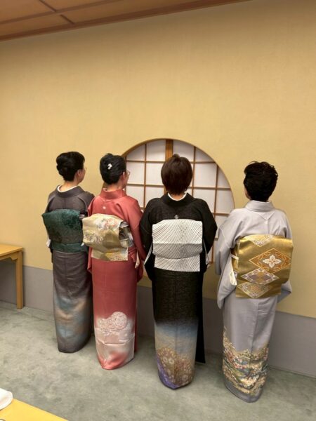 紋付着物の後ろ姿