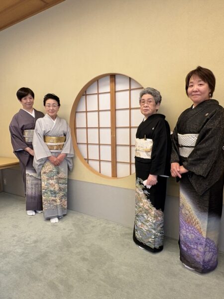 紋付着物姿の女性たち