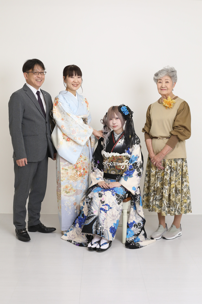 成人式前撮り家族写真お母さんの着物