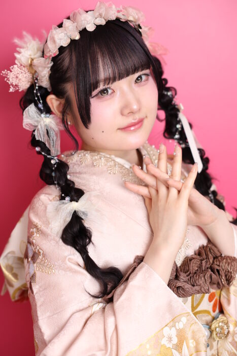 202620272028年度成人式振袖ふりそで前撮り後撮りロケーション撮影フォトスタジオ札幌髪型ヘアスタイル前から見ても可愛いかわいい白古典ショートボブミディアムロングツインタイトアレンジ編みおろしシニヨンおだんごカチモリポニーテール金箔パールリボントーク帽花飾り水引きくすみピンクカチューシャ